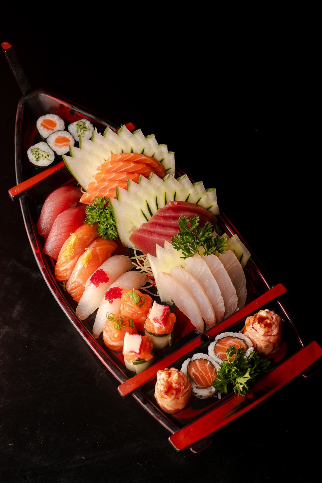 Barca com sushis e sashimis variados